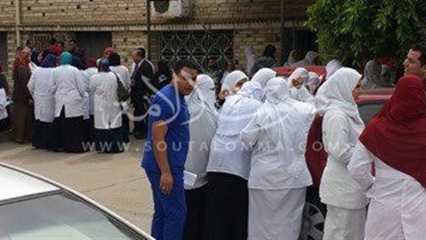 بالصور .. وقفة لممرضى وصيادلة مستشفى منية النصر بالدقهلية بالصور .. وقفة لممرضى وصيادلة مستشفى منية النصر بالدقهلية