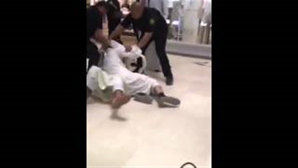 بالفيديو.. مشاجرة ساخنة بين كويتين داخل مركز تجارى بالفيديو.. مشاجرة ساخنة بين كويتين داخل مركز تجارى