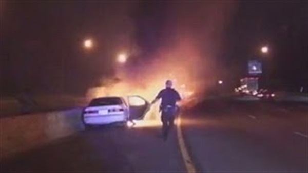 بالفيديو.. لحظة إنقاذ رجل فاقد للوعي داخل سيارة تحترق بالفيديو.. لحظة إنقاذ رجل فاقد للوعي داخل سيارة تحترق