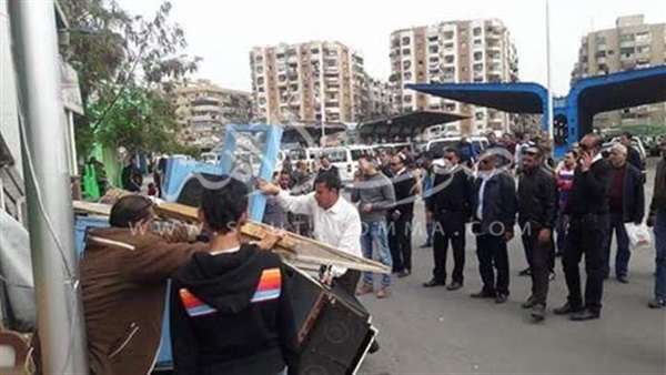محافظ بورسعيد يشكر معاونيه لإزالتهم إشغالات «حي الزهور» محافظ بورسعيد يشكر معاونيه لإزالتهم إشغالات «حي الزهور»