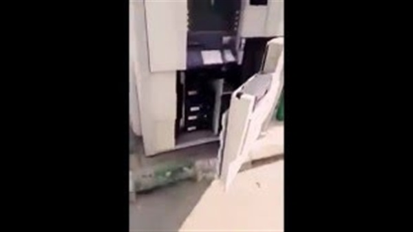 بالفيديو.. رجل يتفاجئ بـ«ماكينة» صرافة مفتوحة 