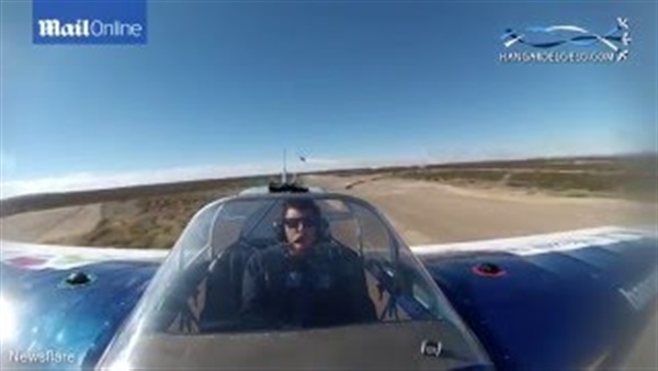 بالفيديو.. طيار يستعرض مهاراته بطريقة غريبة