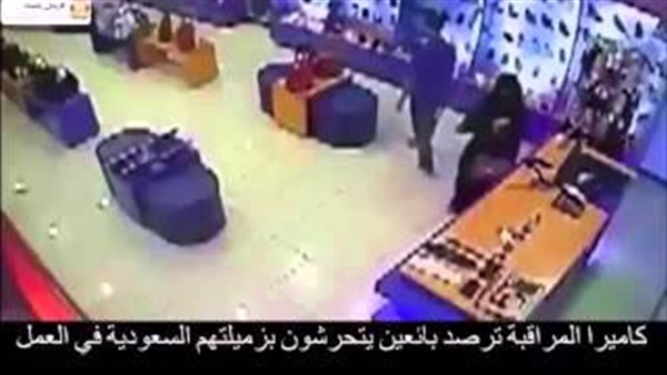 بالفيديو.. عامل يتحرش بزميلته داخل محل بالسعودية بالفيديو.. عامل يتحرش بزميلته داخل محل بالسعودية