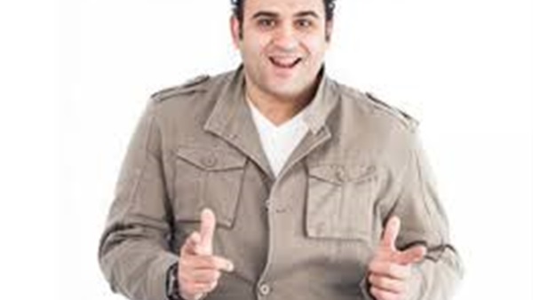 أكرم حسني يسخر من الفتيات  فـ«للرجال فقط»