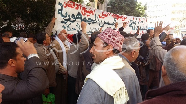 بالصور.. وقفة احتجاجية لعمال «حليج الأقطان» أمام «الوزراء»