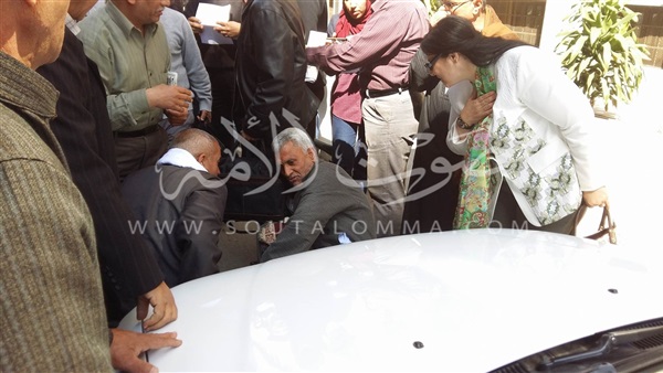 بالصور.. عمال «حليج الأقطان» يلقون بأنفسهم أمام السيارات بالصور.. عمال «حليج الأقطان» يلقون بأنفسهم أمام السيارات