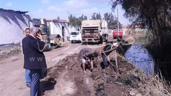 بالصور..رئيس مدينة الحسينية يتابع  أعمال رصف الطرق بالشرقية  