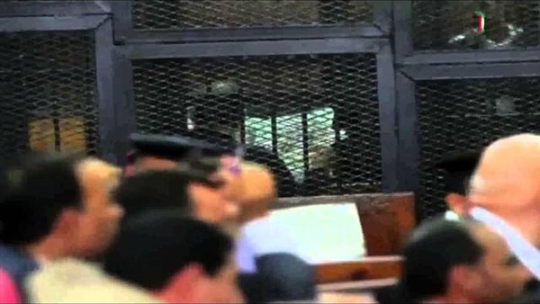 قاضي «كتائب حلوان» ناصحًا المتهمين بإلتزام النظام قاضي «كتائب حلوان» ناصحًا المتهمين بإلتزام النظام