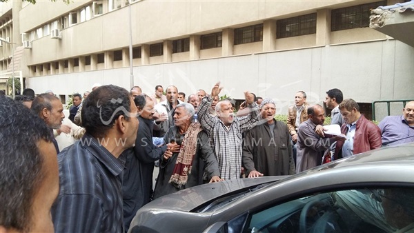 بالصور.. عمال «حليج الأقطان» يقطعون الطريق أمام «الوزراء»