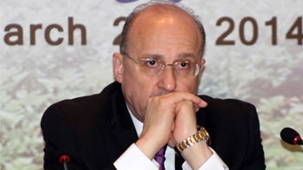 موظفو وزارة الصحة يجمعون قلل لكسرها خلف "العدوي" موظفو وزارة الصحة يجمعون قلل لكسرها خلف "العدوي"