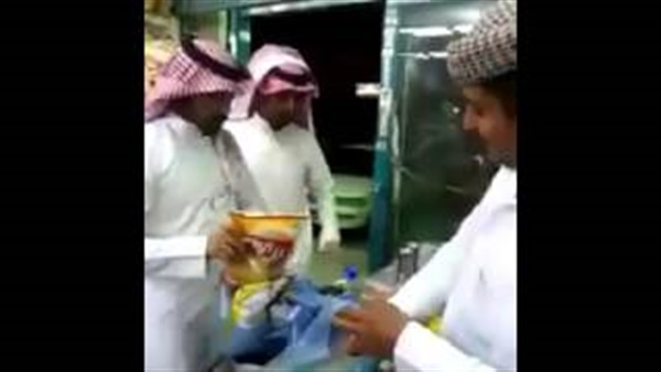 بالفيديو.. مشاجرة بين سعوديين على دفع الحساب 