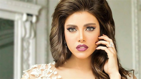 بالصور.. «ريهام حجاج» تفاجئ جمهورها بفستان الزفاف