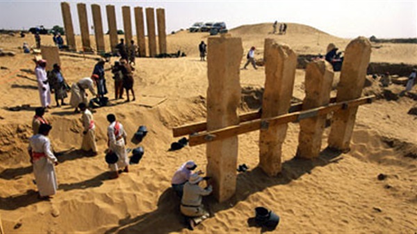 وزير الآثار يتفقد اعمال  الحفر بـ"تل دفنة" 