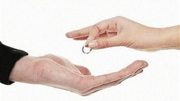 سيدة : ‏‫خلعت زوجي للحفاظ علي سمعة بناتي
