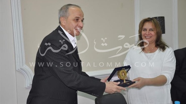بالصور.. محافظ الوادى الجديد يكرم أعضاء القافلة الطبية بالصور.. محافظ الوادى الجديد يكرم أعضاء القافلة الطبية