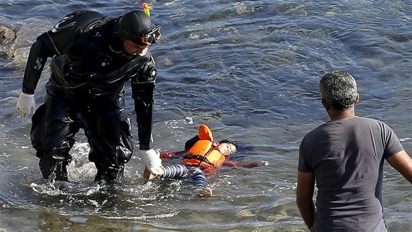 صور صادمة لجثث مهاجرين صدمهم زورق بسواحل اليونان 