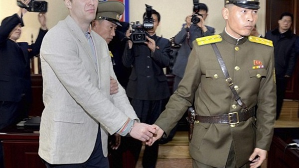 بالصور.. كوريا الشمالية تسجن أمريكيا 15 عامًا لنزع «بوستر» للزعيم
