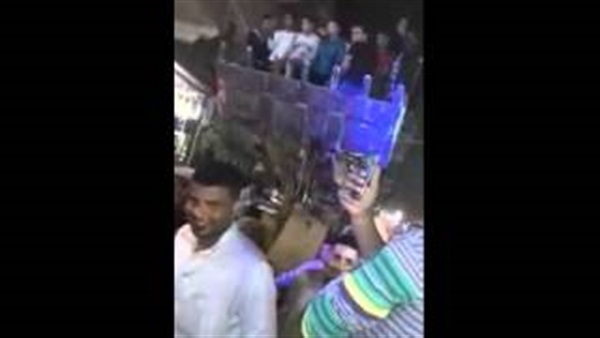 بالفيديو.. عروسان مصريان يحتفلا بليلة العمر على جرافة بالفيديو.. عروسان مصريان يحتفلا بليلة العمر على جرافة