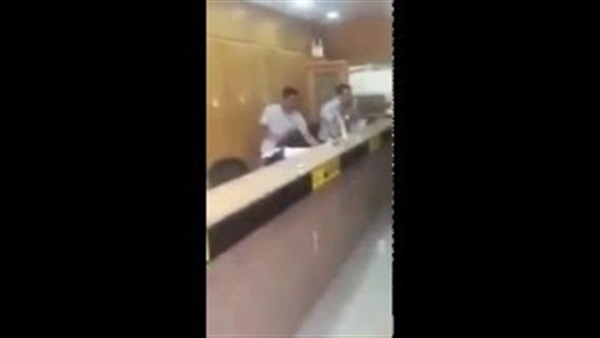بالفيديو.. سرقة صرافة كويتية باستخدام «الفلفل الأحمر» بالفيديو.. سرقة صرافة كويتية باستخدام «الفلفل الأحمر»