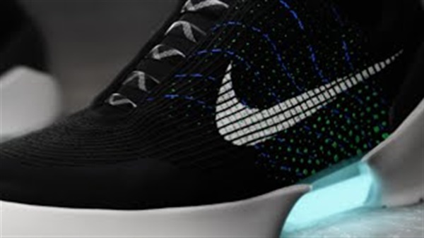 بالفيديو.. «Nike» تطلق حذاءًا ذكيًا يربط نفسه ذاتيًا
