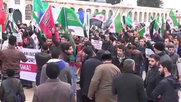 بالفيديو.. ألاف السوريين يحتفلون بذكري الثورة 