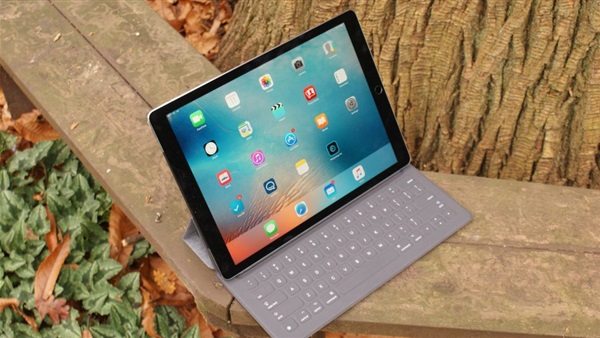 نسخة 9.7 إنش من iPad Pro بتكلفة 599 دولار أمريكي نسخة 9.7 إنش من iPad Pro بتكلفة 599 دولار أمريكي