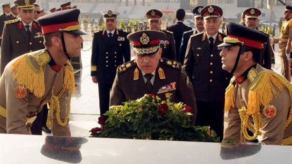 وزير الدفاع يضع أكاليل الزهور على نصب شهداء القوات المسلحة وزير الدفاع يضع أكاليل الزهور على نصب شهداء القوات المسلحة