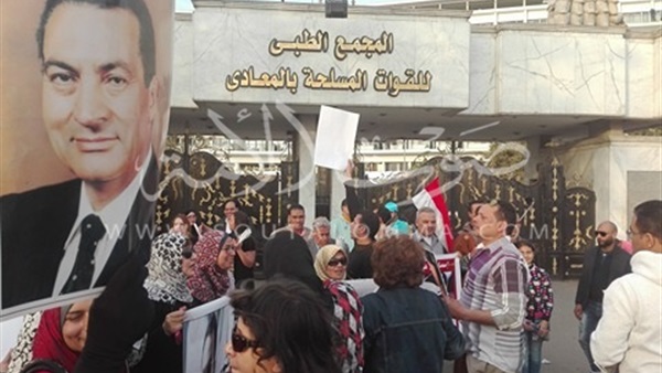 بالصور.. اشتباكات بالأيدي بين أنصار «مبارك» أمام المستشفى العسكري بالصور.. اشتباكات بالأيدي بين أنصار «مبارك» أمام المستشفى العسكري