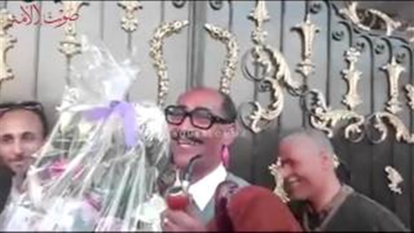 بالفيديو.. شبيه «السادات»: هنسلم الورد لمبارك في «6 ساعات»