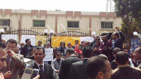 بالصور.. وقفة احتجاجية لموظفي «التنمية والإئتمان» أمام مقر البنك بالصور.. وقفة احتجاجية لموظفي «التنمية والإئتمان» أمام مقر البنك