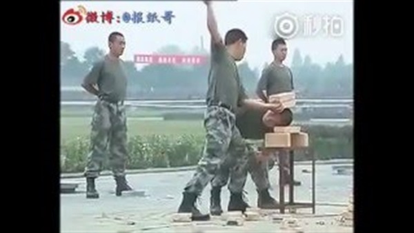 بالفيديو.. جنود صينيين يحطمون «كتل خرسانية» بالرأس بالفيديو.. جنود صينيين يحطمون «كتل خرسانية» بالرأس