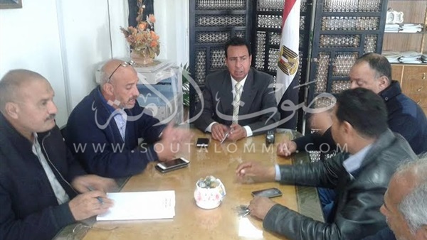 بالصور .. رئيس حى المناخ يجتمع بمعاونيه لرفع كفاءة الحى ببورسعيد بالصور .. رئيس حى المناخ يجتمع بمعاونيه لرفع كفاءة الحى ببورسعيد
