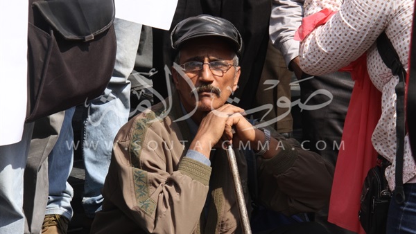 بالصور.. وقفه موظفي الضرائب أمام نقابه الصحفيين‎