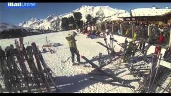 بالفيديو.. إمرأة تنزلق على منحدر جليدى بشكل محرج  بالفيديو.. إمرأة تنزلق على منحدر جليدى بشكل محرج