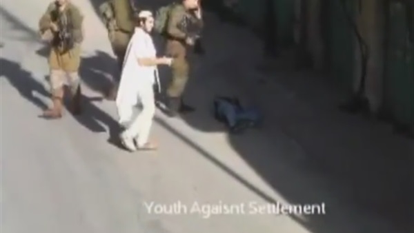 بالفيديو.. جنود الاحتلال يدسّون سكيناً تحت رأس شهيد فلسطيني  