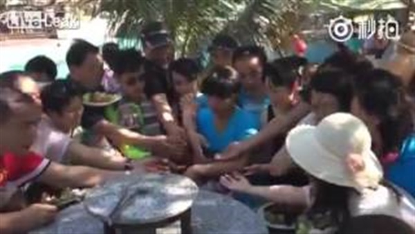بالفيديو.. أجانب يتزاحمون للحصول على الفاكهة المجانية بالفيديو.. أجانب يتزاحمون للحصول على الفاكهة المجانية