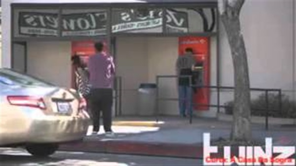 بالفيديو.. أفعال مضحكة من شاب يرتدي ملابس نسائية بالفيديو.. أفعال مضحكة من شاب يرتدي ملابس نسائية