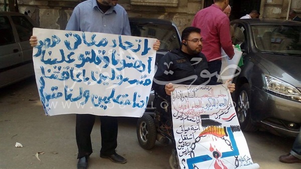 بالصور.. «ذوي الاحتياجات» يتابعون شكواهم أمام «الوزراء»