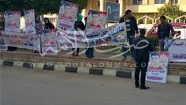 بالصور..أهالى قتيل «رقيب الشرطة» ينظمون وقفة أمام محكمة بكفر الشيخ بالصور..أهالى قتيل «رقيب الشرطة» ينظمون وقفة أمام محكمة بكفر الشيخ