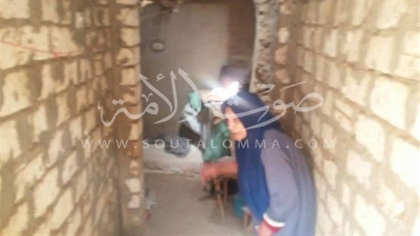 بالصور.. «منسية» في مواجهة الدنيا وحدها.. المرأة العجوز تعيش في عزلة منذ 50 عاما.. «بقعد بالأيام من غير أكل ومحلتيش غير توبي اللي لابساه».. ورغم معاناتها تتمنى لمصر الأمن والإستقرار بالصور.. «منسية» في مواجهة الدنيا وحدها.. المرأة العجوز تعيش في عزلة منذ 50 عاما.. «بقعد بالأيام من غير أكل ومحلتيش غير توبي اللي لابساه».. ورغم معاناتها تتمنى لمصر الأمن والإستقرار