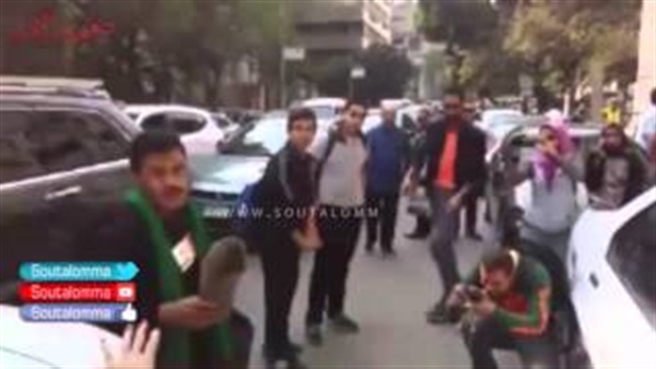 بالفيديو.. مواطن يرفع الحذاء في وجه «أمهات المحبوسين» أمام «الصحفيين»