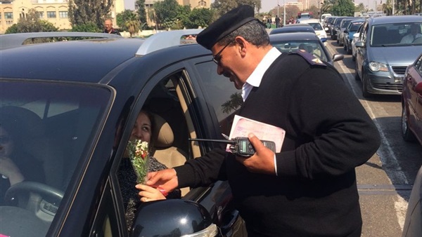 بالصور.. ضباط الجيزة يوزعون الورود علي الأمهات بالصور.. ضباط الجيزة يوزعون الورود علي الأمهات