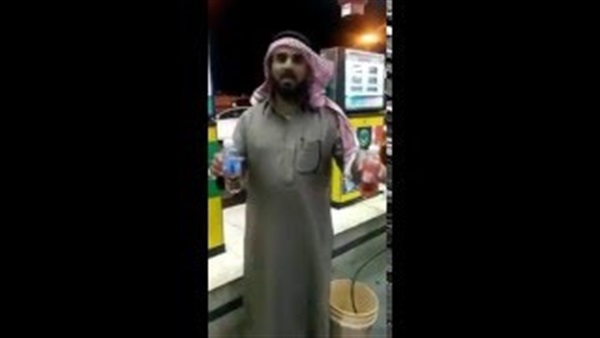 بالفيديو.. «محطة وقود» كبرى تخلط البنزين بالماء بالفيديو.. «محطة وقود» كبرى تخلط البنزين بالماء
