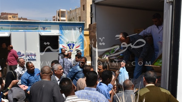 بالفيديو والصور.. تموين أسوان يضخ سلع غذائية للأحياء الشعبية بالفيديو والصور.. تموين أسوان يضخ سلع غذائية للأحياء الشعبية