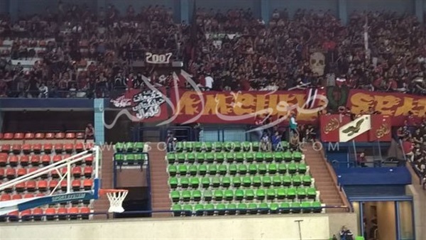 بالصور..الالتراس يشعل الجزيرة ويطالب سلة الأهلي بالدوري 