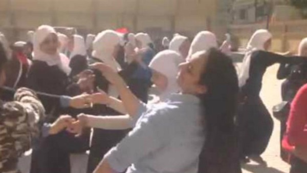 «الإبراشي» يعرض فيديو لحفلة رقص طالبات بمدرسة مشتركة «الإبراشي» يعرض فيديو لحفلة رقص طالبات بمدرسة مشتركة