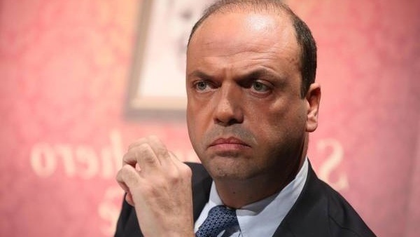 وزير داخلية ايطاليا يعلن اعتقال مواطن عراقى على صلة بالارهاب وزير داخلية ايطاليا يعلن اعتقال مواطن عراقى على صلة بالارهاب