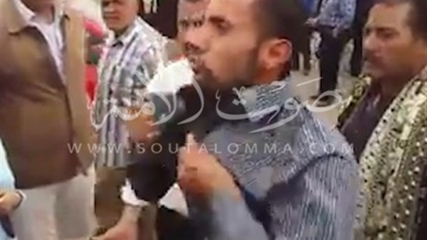 بالفيديو.. عامل «الزراعة الآلية» يمزق ملابسه بميدان التحرير بالفيديو.. عامل «الزراعة الآلية» يمزق ملابسه بميدان التحرير