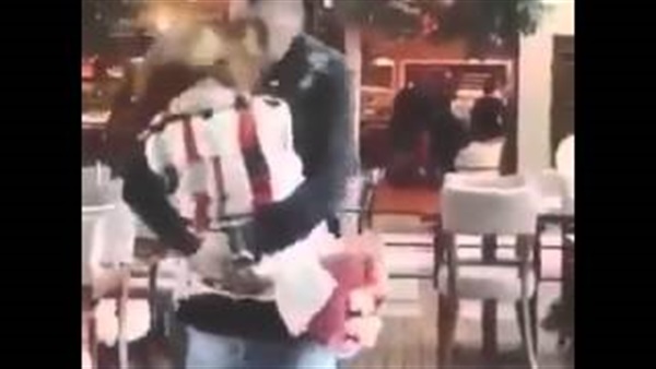 بالفيديو.. أول لقاء بين حبيبين عقب 5 سنوات من تعارفهما بالفيديو.. أول لقاء بين حبيبين عقب 5 سنوات من تعارفهما