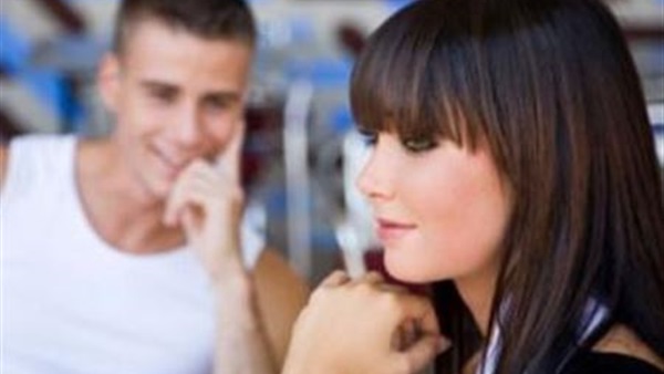 نظرة الرجل إلى المرأة التي تبادره بحبها